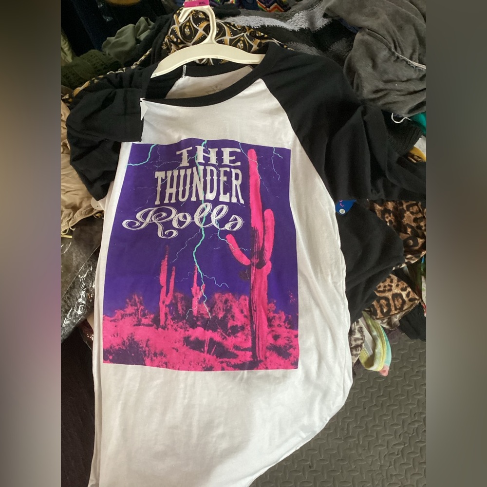 New boutique 3/4 sleeves tee top size small